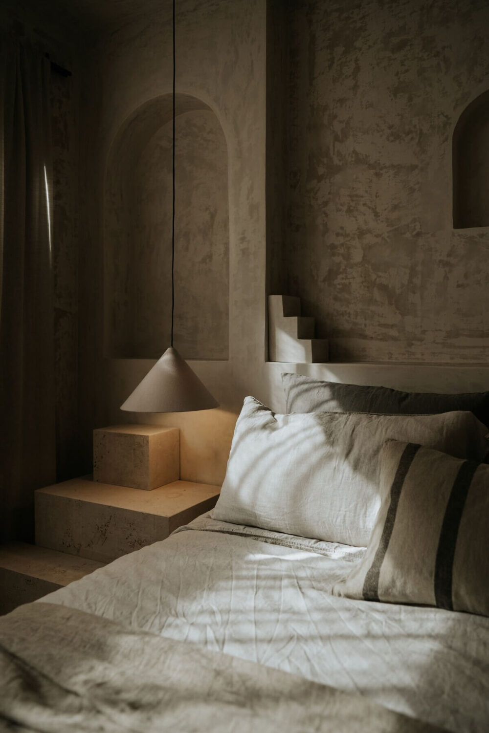 bedroom-detail-low-light-sculptural-arches-nordroom