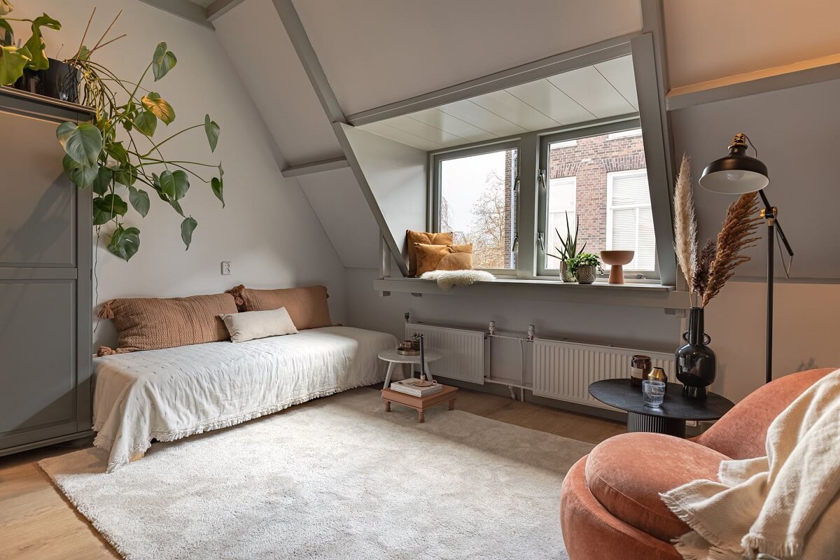 bedroom-slanted-ceiling-reading-corner-nordroom