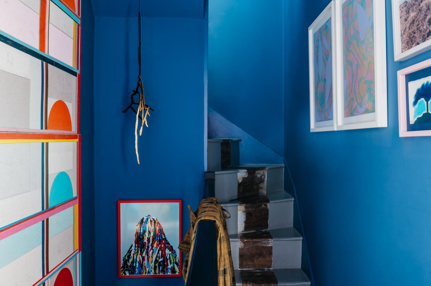 blue-staircase-colorful-home-england-nordroom