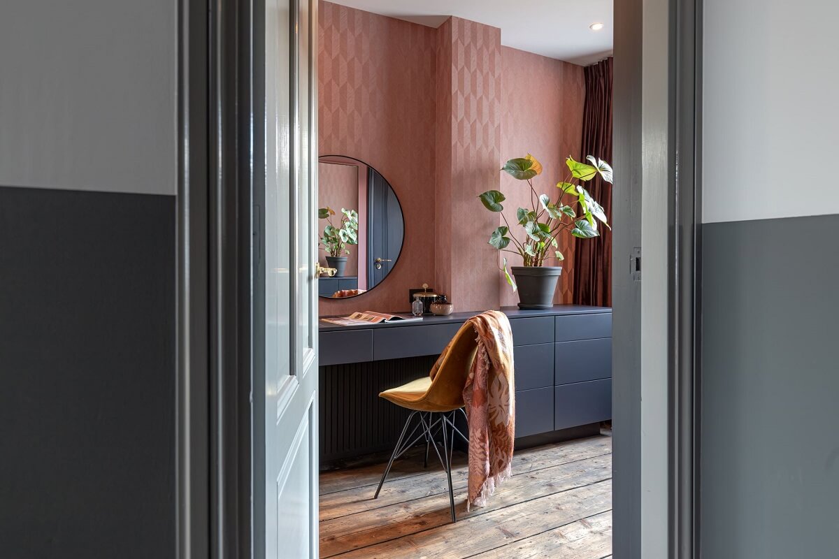 built-in-vanity-table-pink-wallpaper-round-mirror-nordroom
