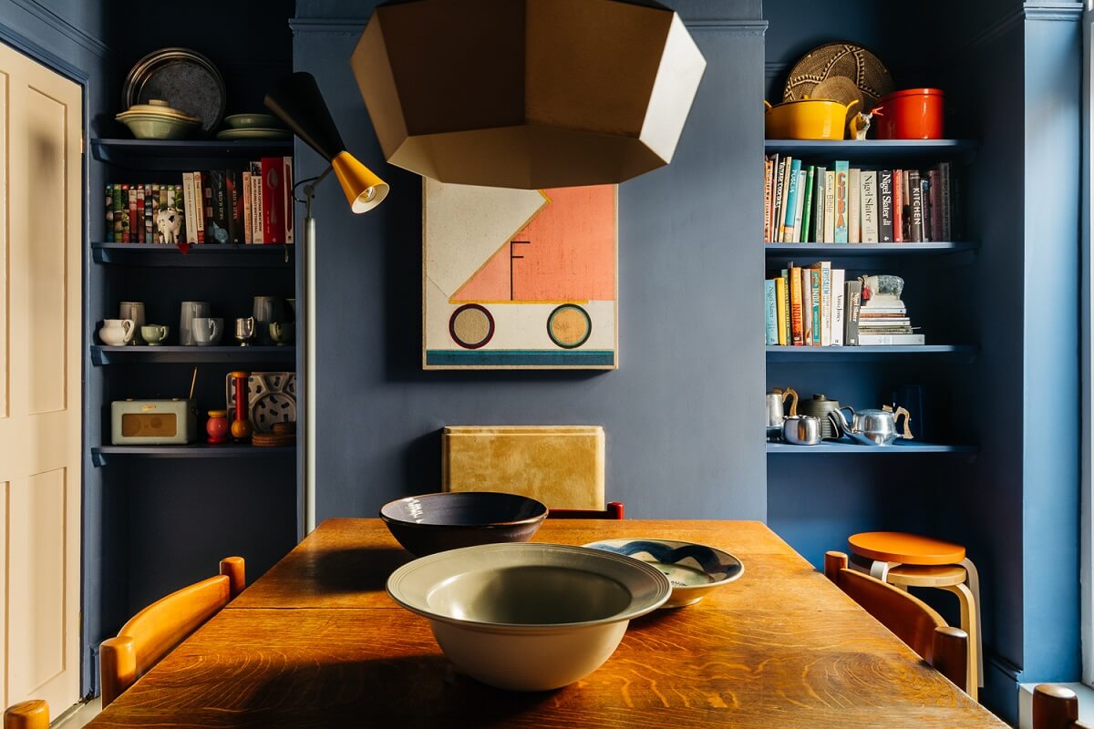 dark-blue-walls-ceiling-dining-room-bookshelves-nordroom