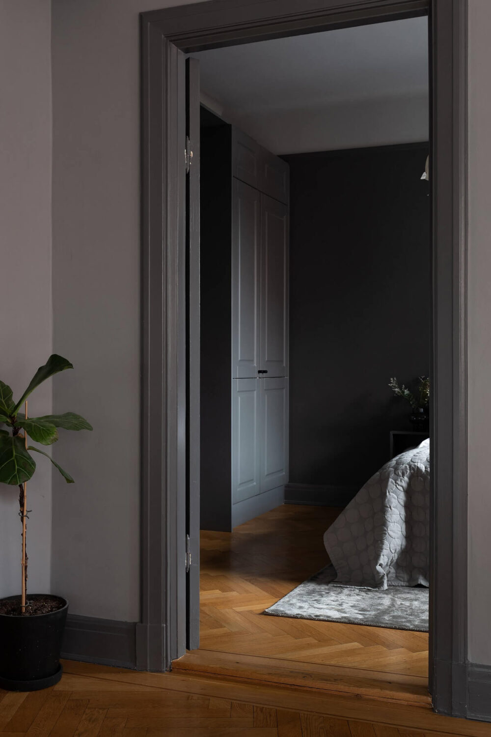 gray-trimmings-wooden-floor-bedroom-nordroom