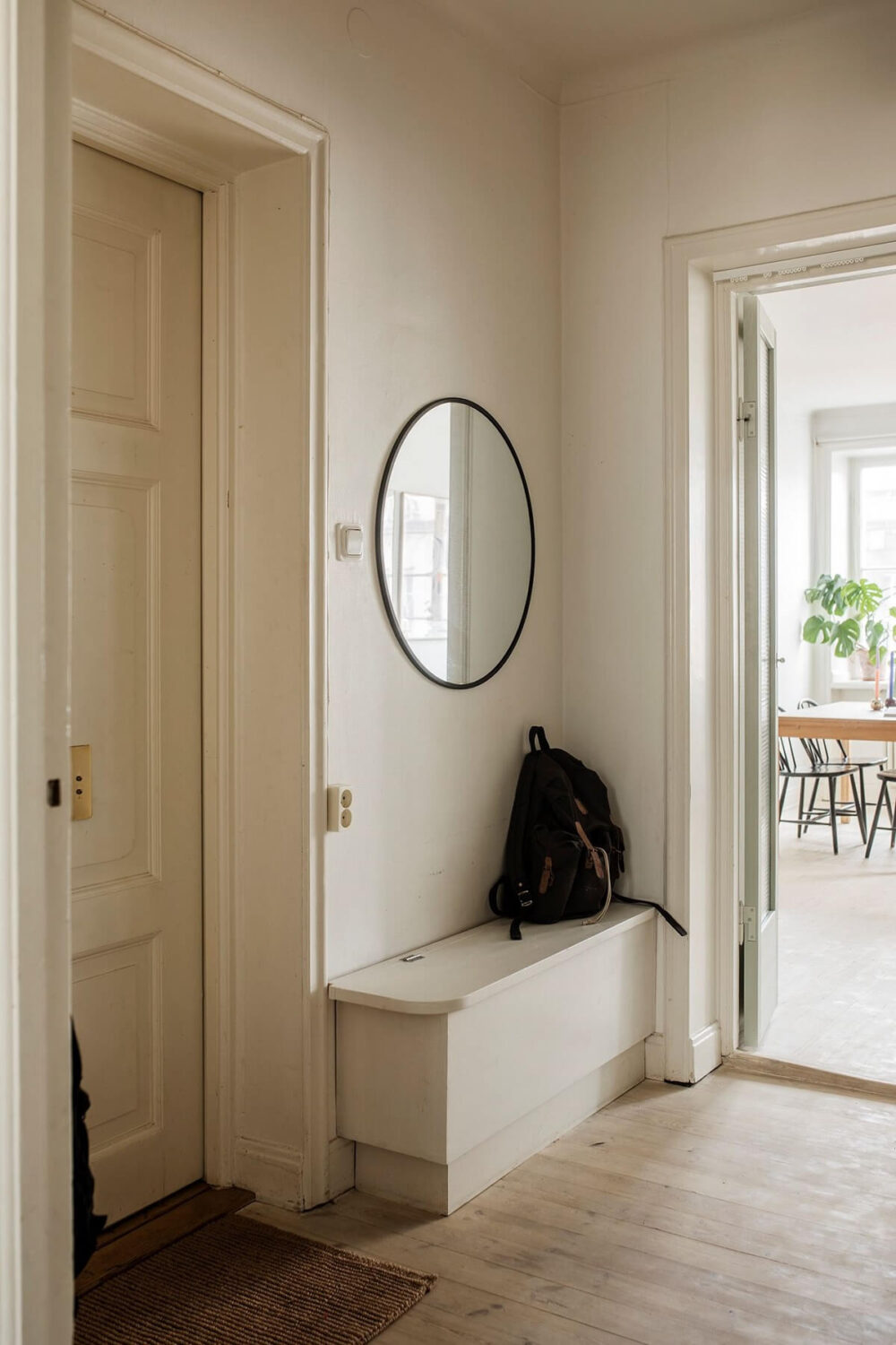 hallway-built-in-bench-round-mirror-nordroom