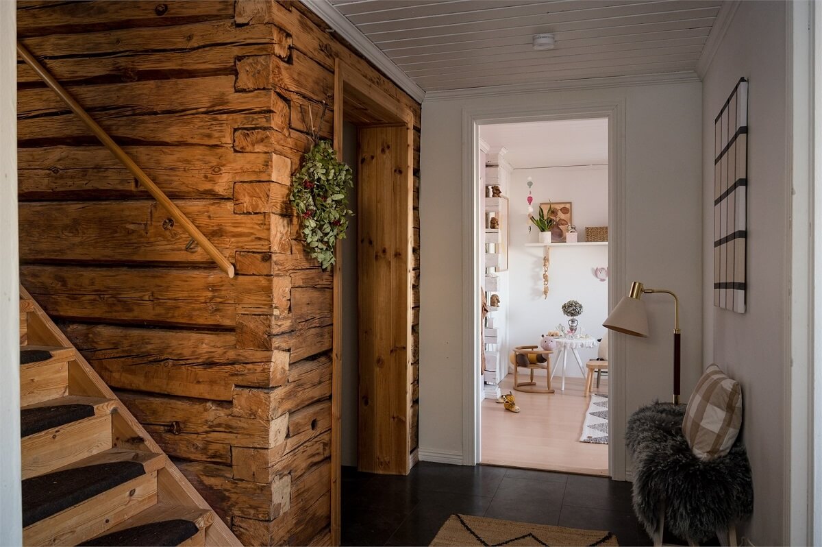 hallway-rustic-wooden-wall-nordroom