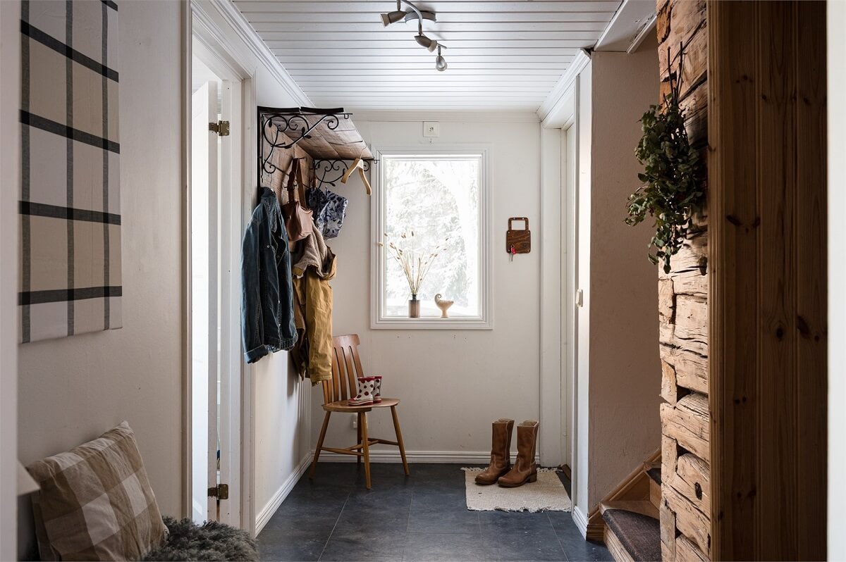 hallway-swedish-country-house-rustic-wall-nordroom