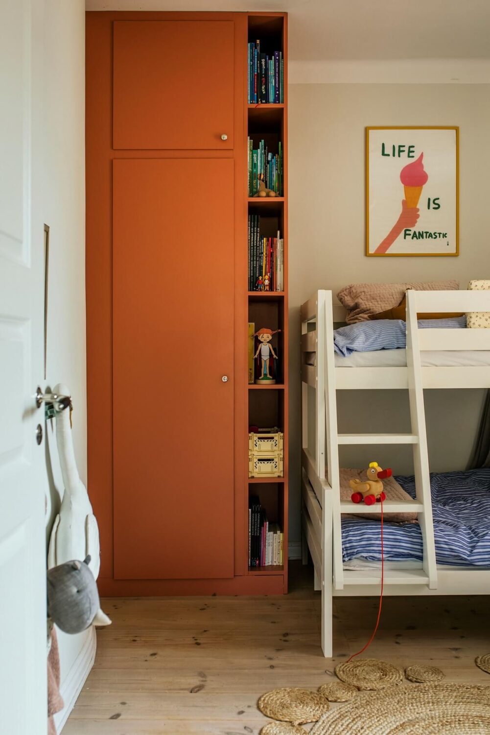 kids-bedroom-bunk-beds-earthy-orange-wardrobe-nordroom