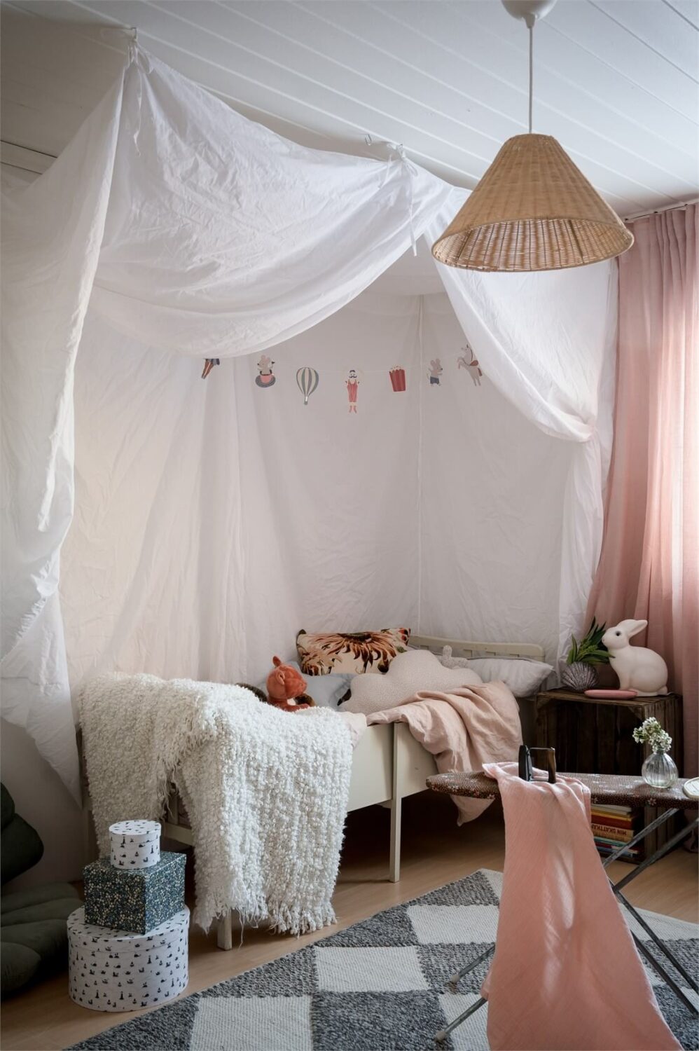 kids-bedroom-canopy-pink-curtains-nordroom