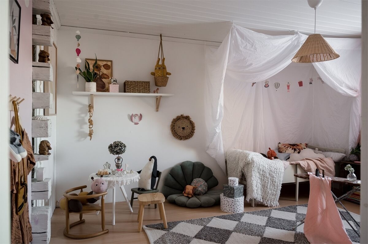 kids-bedroom-checkerboard-rug-canopy-bed-nordroom