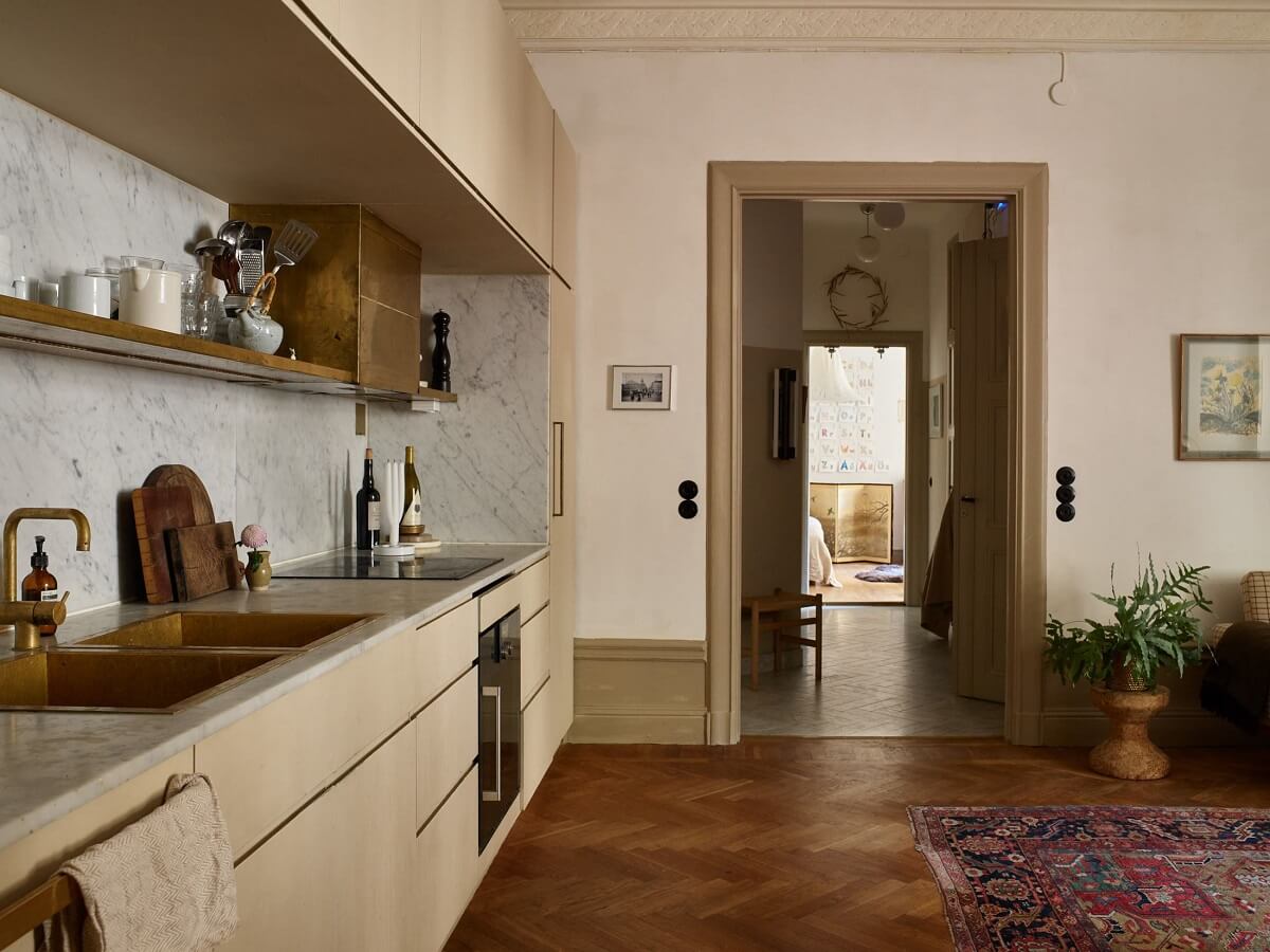 kitchen-beige-cabinets-shelf-closed-cabinets-wooden-herringbone-floor-nordroom