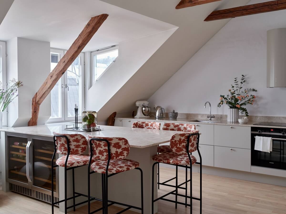 kitchen-breakfast-bar-slanted-ceiling-wooden-beams-nordroom