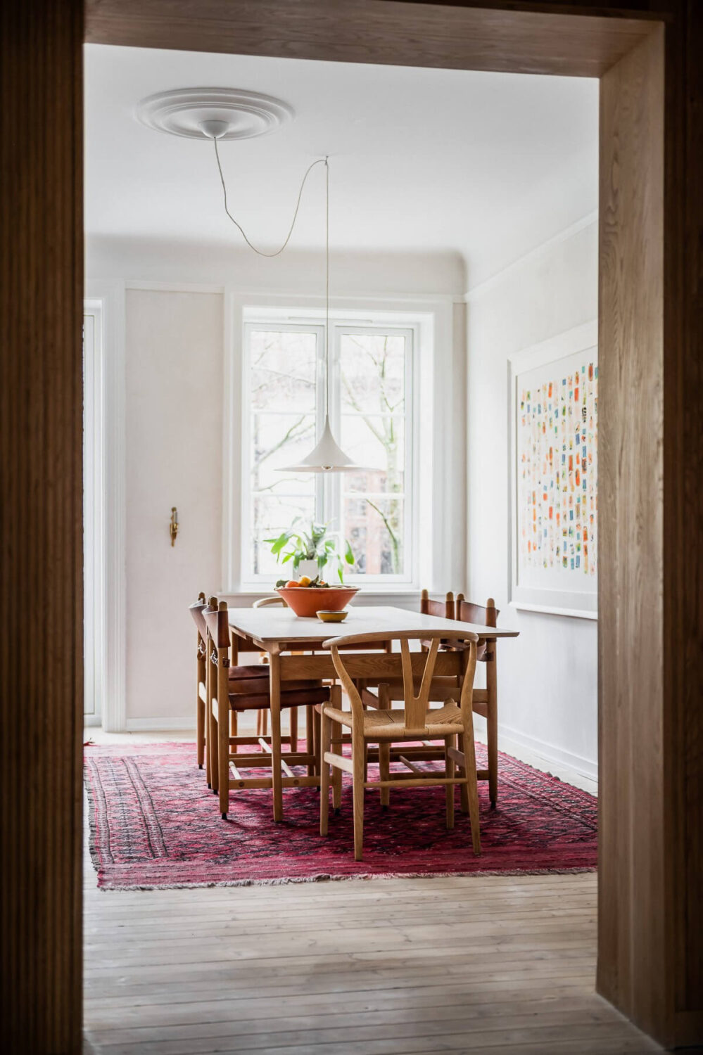 kitchen-dining-space-pink-rug-wooden-floor-nordroom