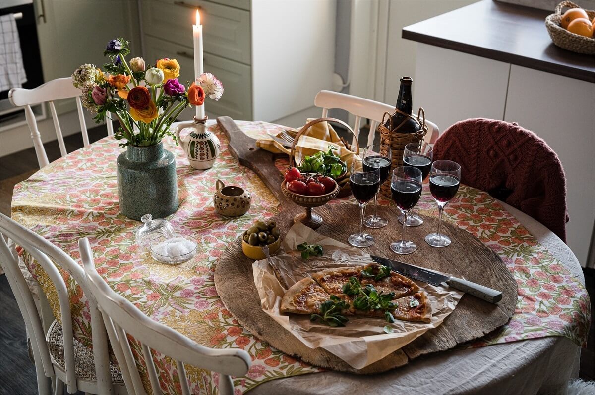 kitchen-table-round-forms-swedish-country-house-nordroom