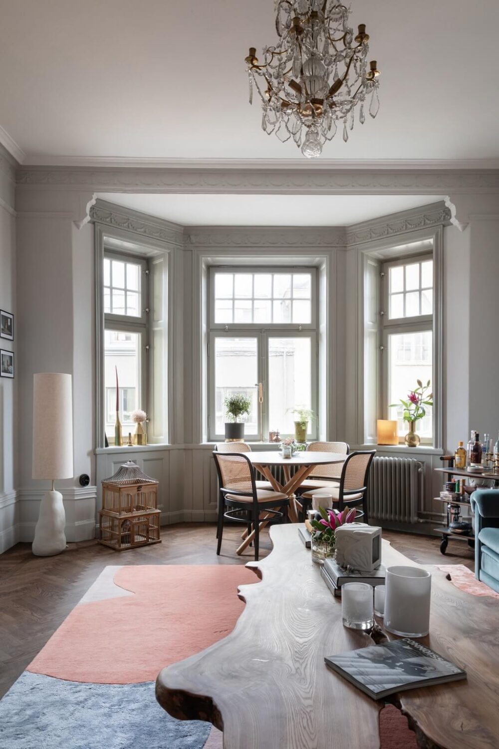 living-room-bay-window-parquet-floor-large-pastel-rug-nordroom
