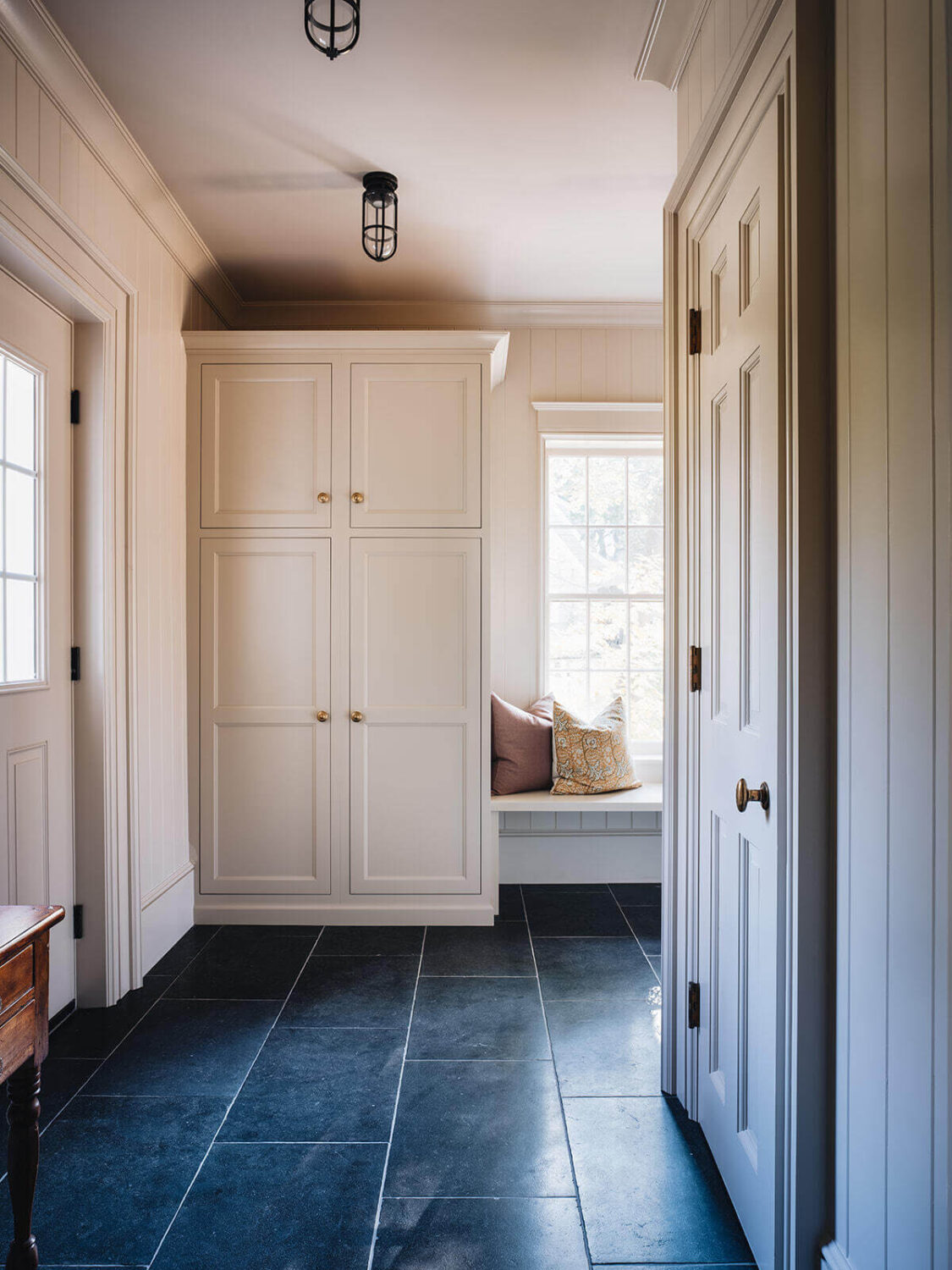 mudroom-window-seat-built-in-wardrobes-dark-gray-floor-tiles-nordroom