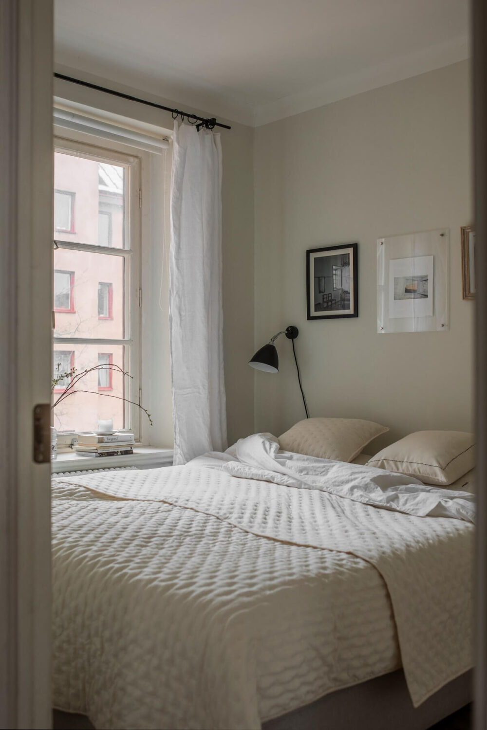 serene-beige-bedroom-scandinavian-apartment-nordroom