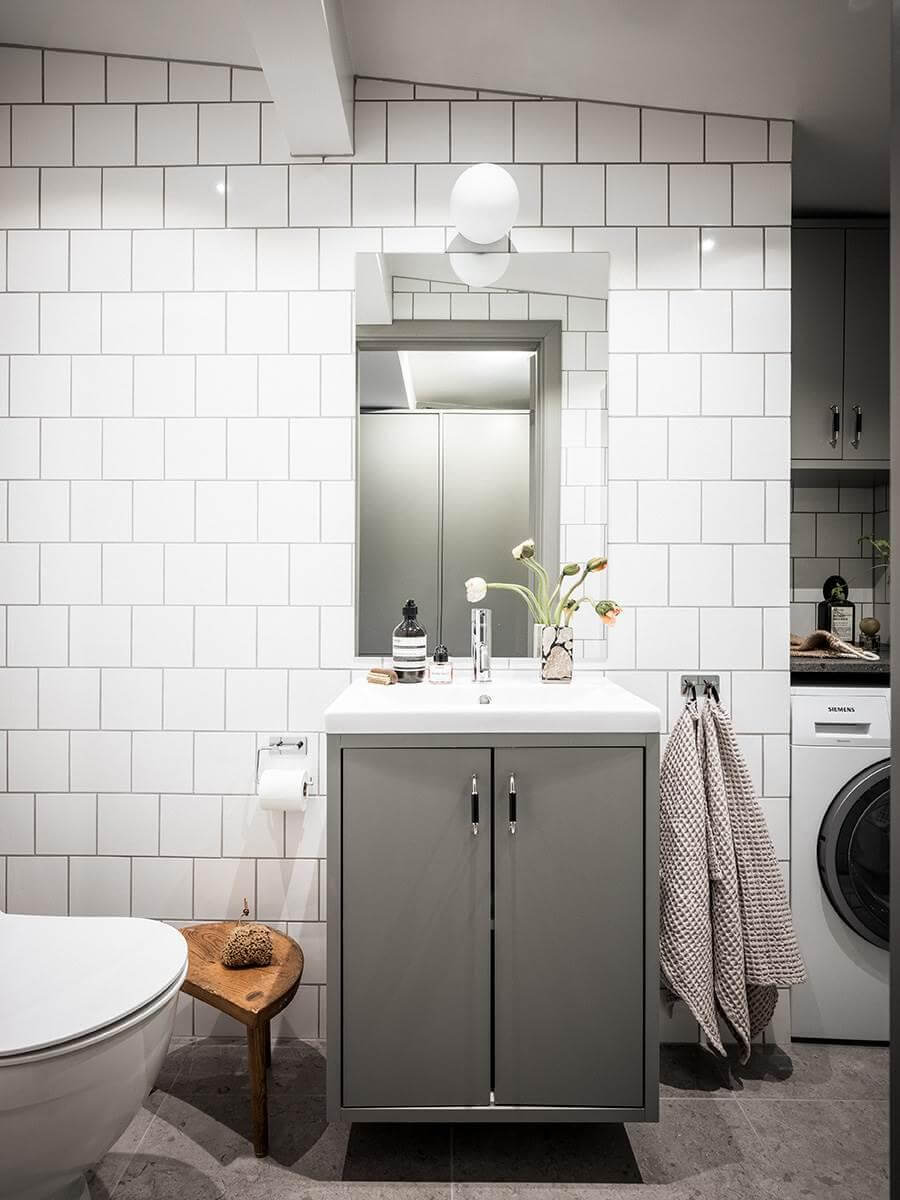 small-bathroom-gray-white-tiles-washroom-niche-nordroom