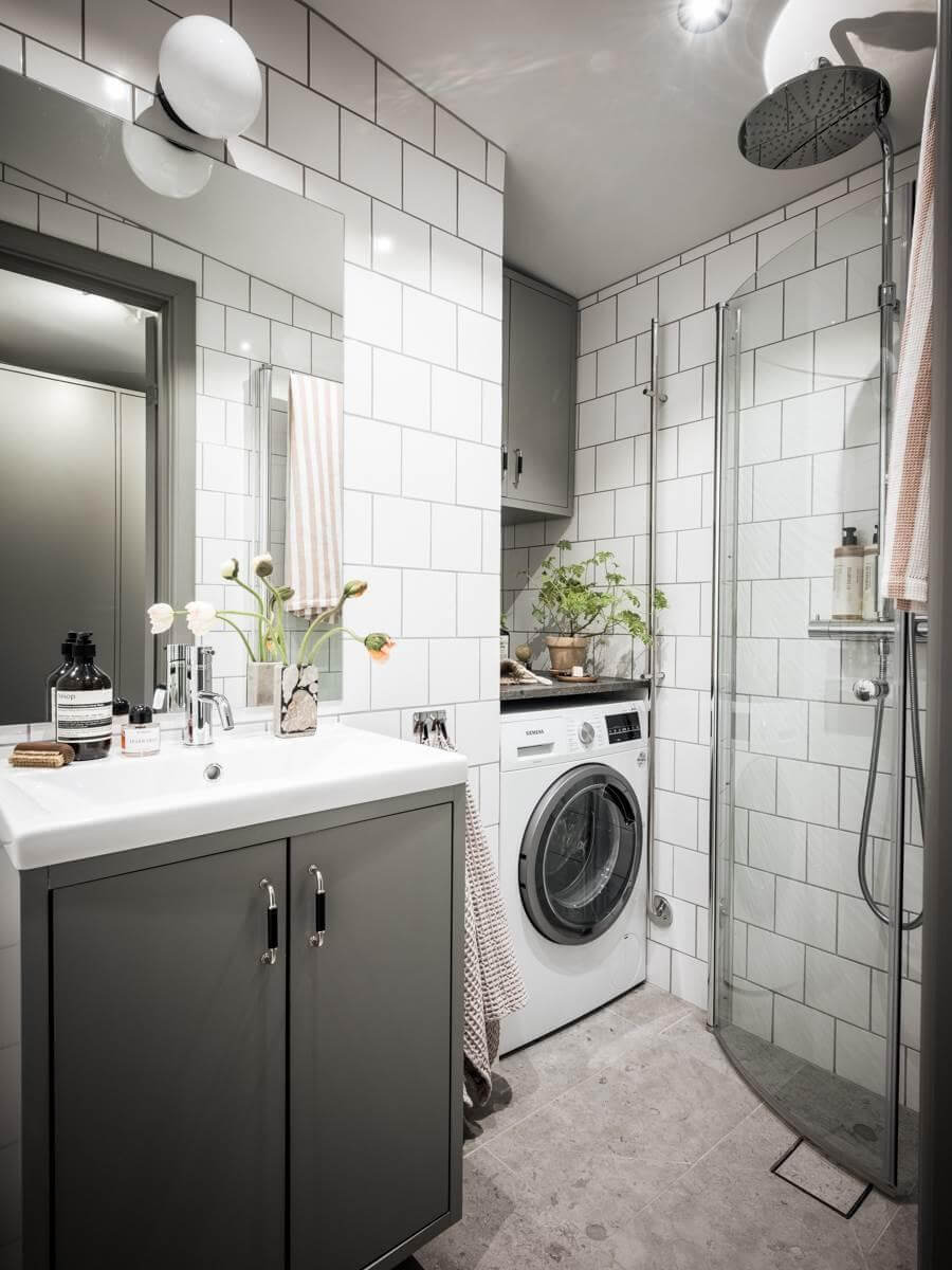 small-bathroom-with-niche-for-washing-machine-gray-white-tiles