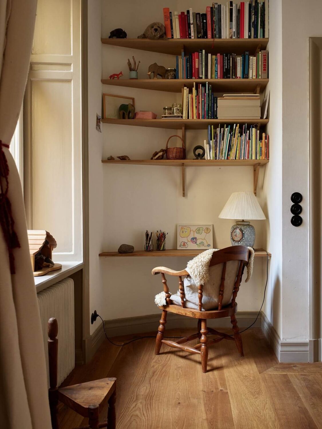 pequena-casa-escritório-quarto-bibliotecas-bege-estética-nordroom