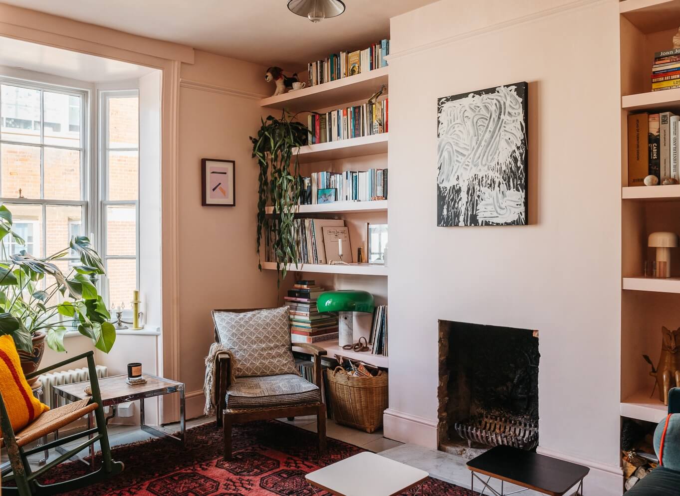 small-living-room-pink-walls-fireplace-bookshelfs-nordroom
