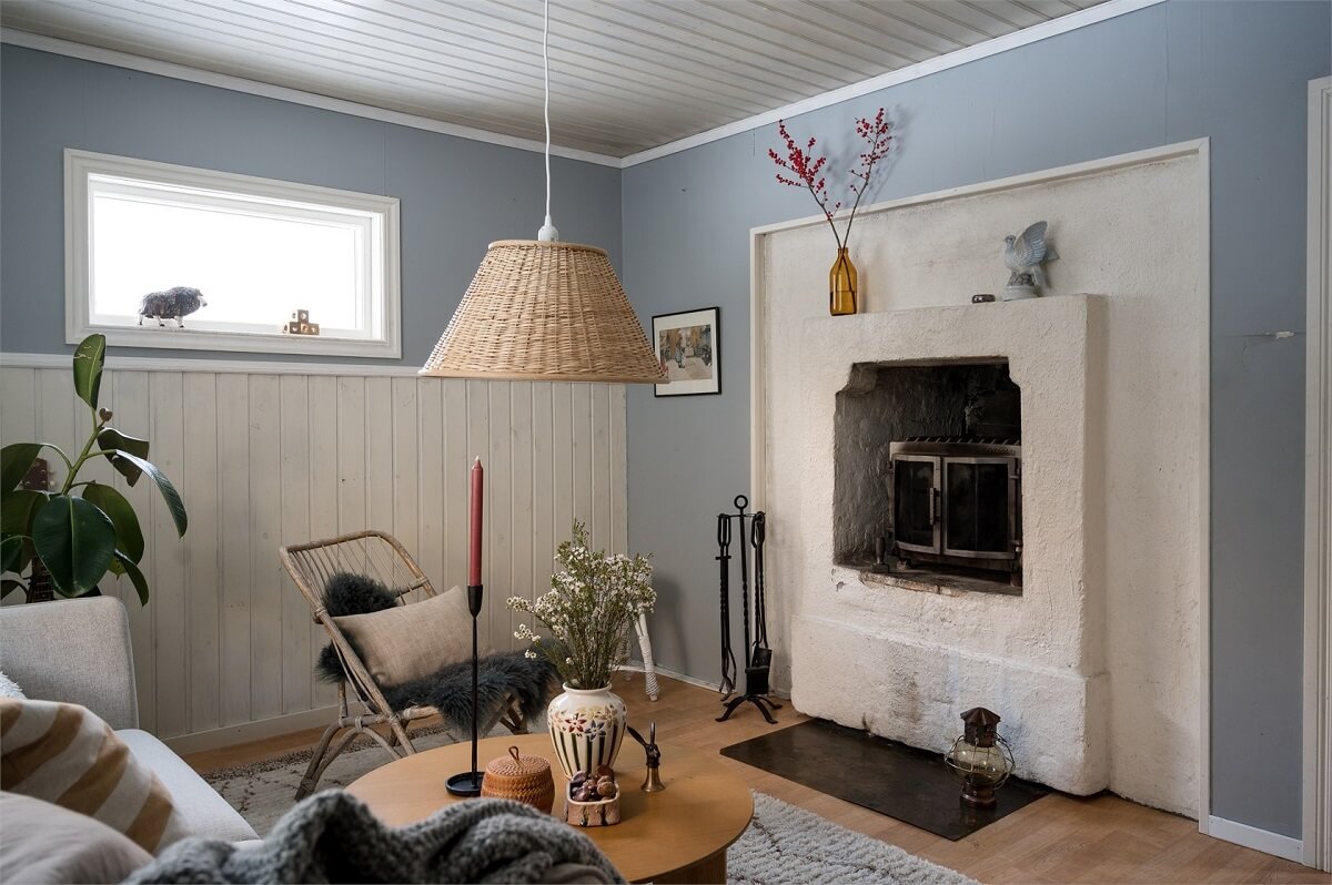 small-livng-room-fireplace-light-blue-walls-nordroom