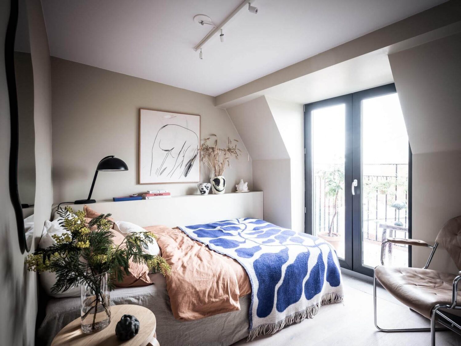 small-scandinavian-loft-apartment-bedroom-area-storage-ledge-nordroom