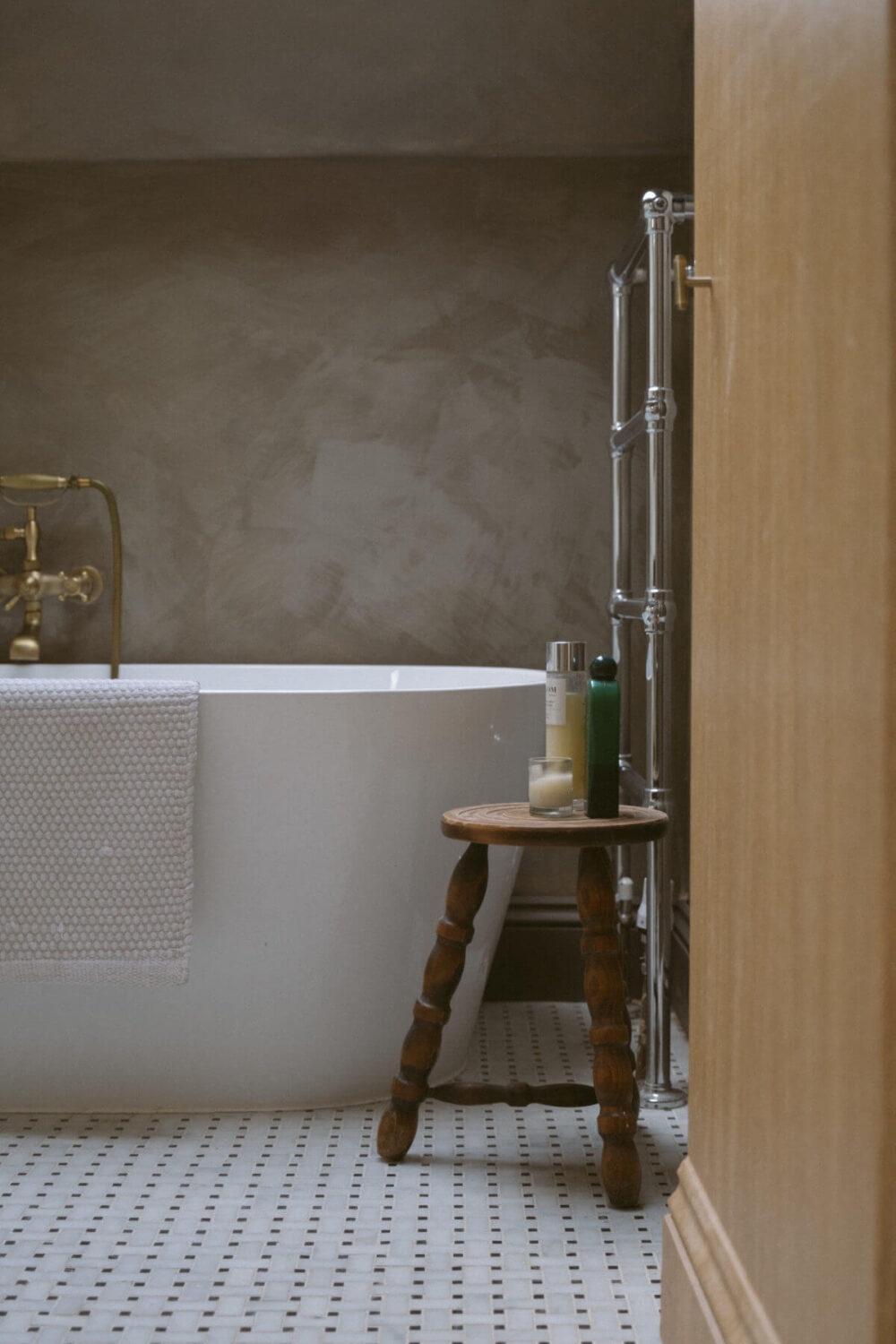 bathroom-freestanding-bath-gray-walls-nordroom