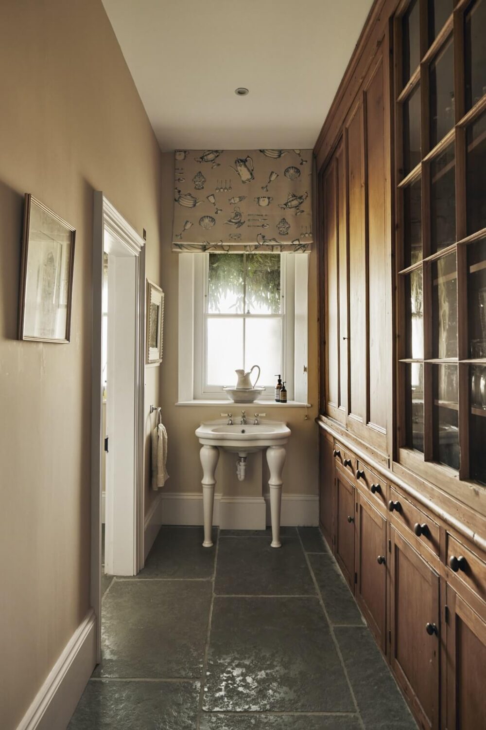 bathroom-sink-stone-floor-built-in-wooden-wardrobe-nordroom
