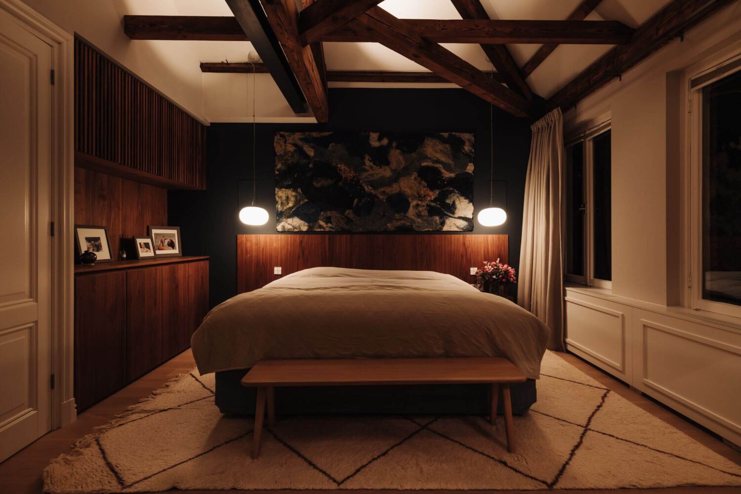 bedroom-exposed-wooden-beams-large-rug-nordroom