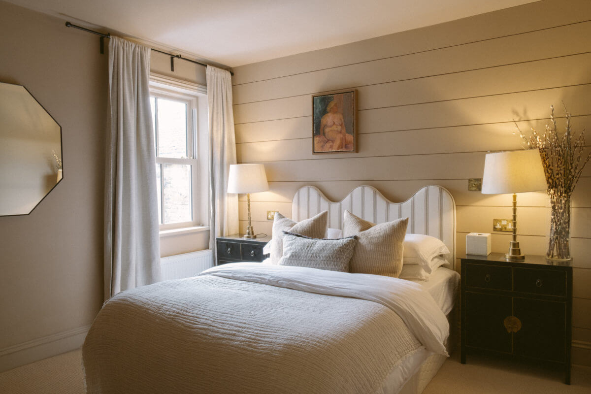 bedroom-gray-wooden-walls-curved-headboard-nordroom