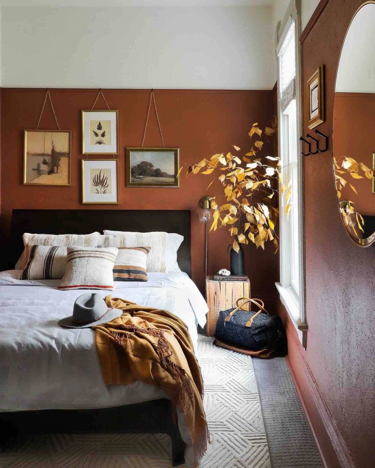спальня-наполовину окрашены-земляные-коричневые-стены-нордрум