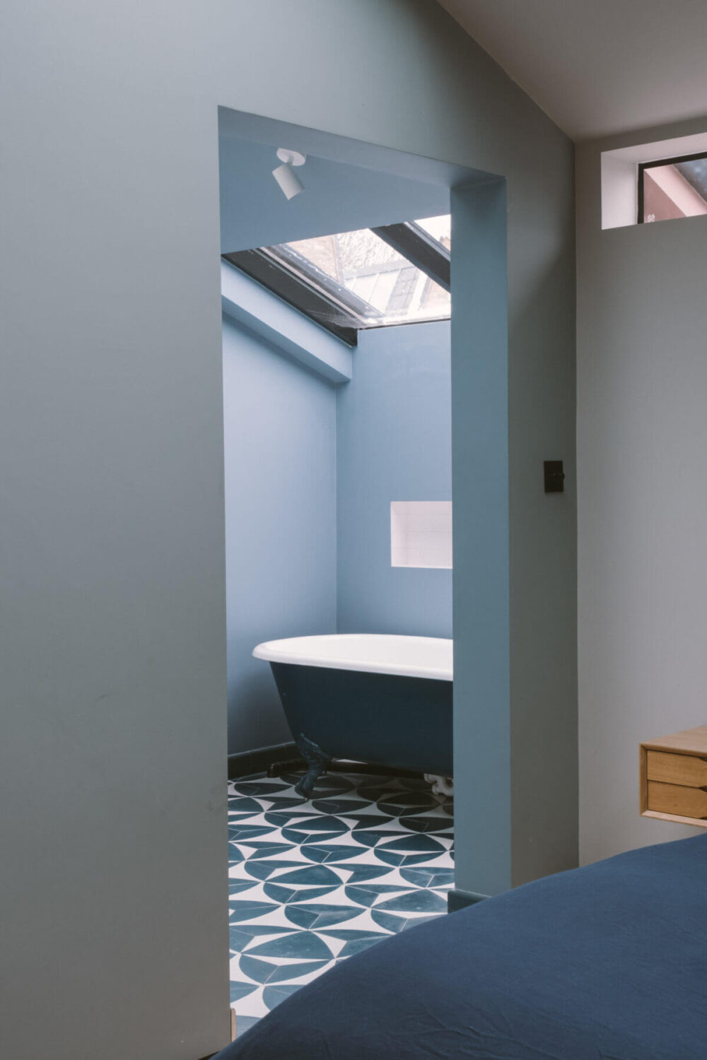 en-suite-bathroom-blue-walls-tiles-freestanding-bath-nordroom