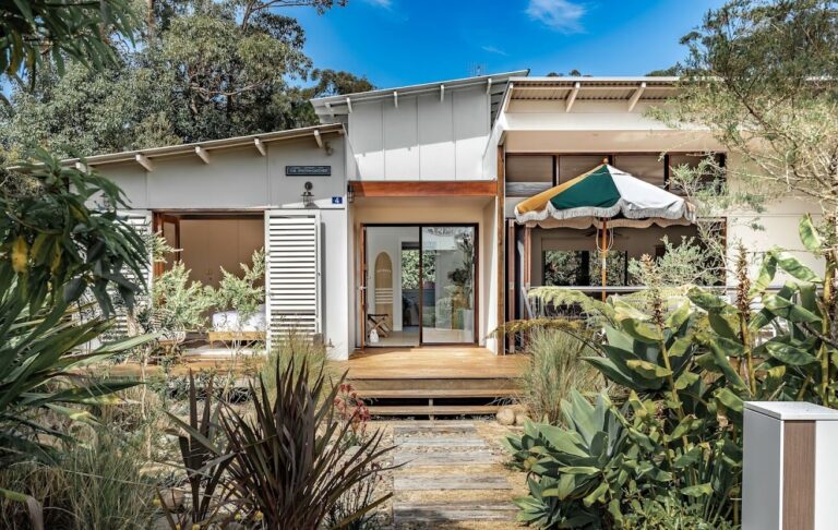 exterior-terrace-beach-house-the-oyster-catcher-australia-nordroom