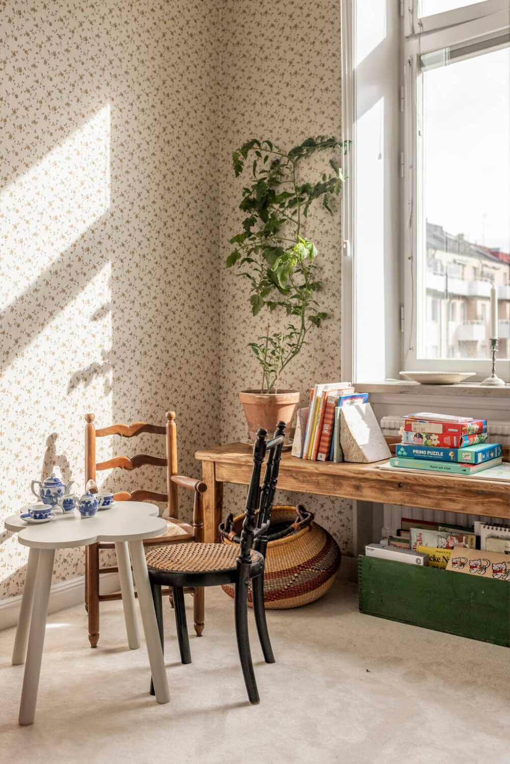 kids-playroom-wallpaper-wooden-bench-nordroom