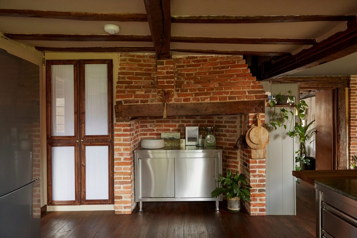 kitchen-exposed-brick-wall-wooden-beams-nordroom