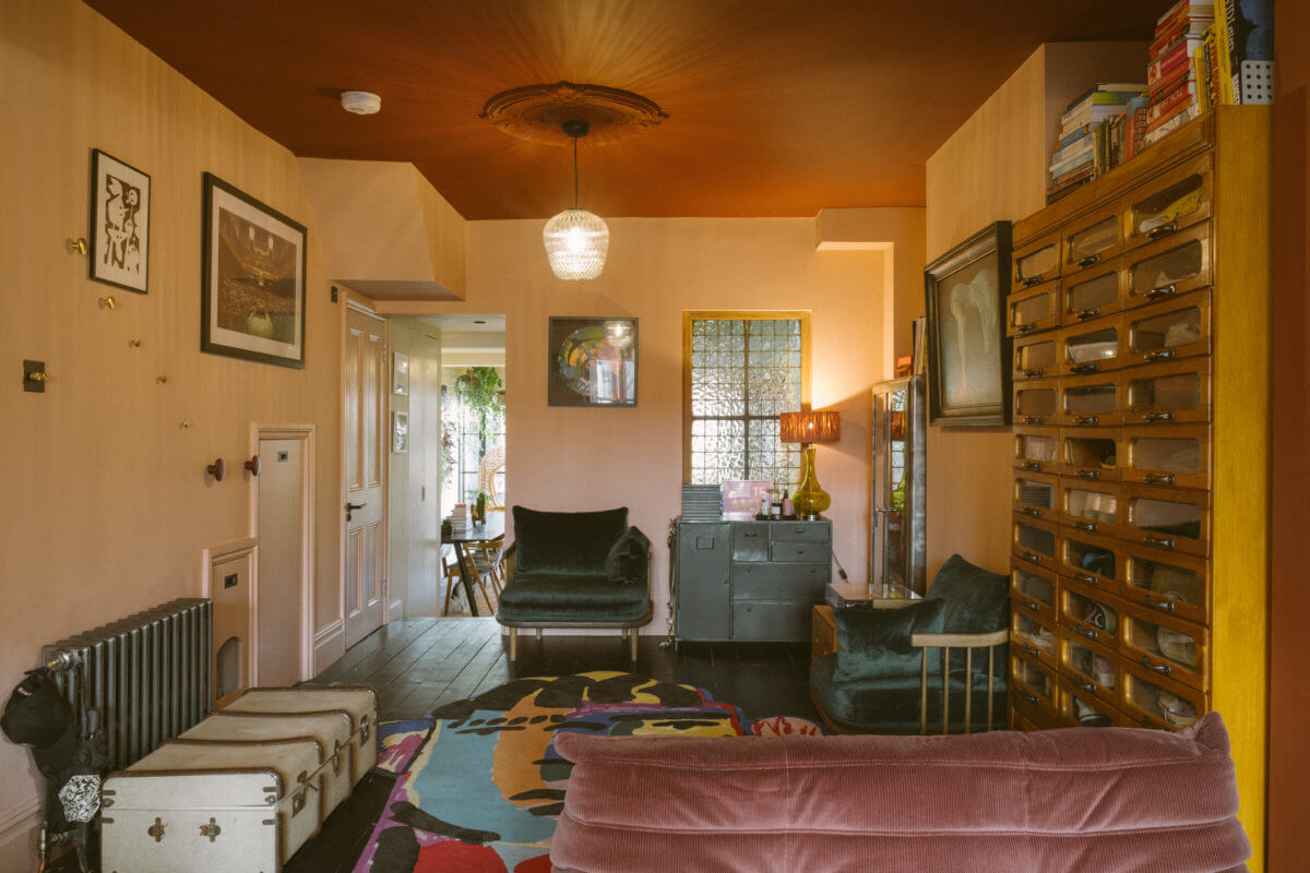 living-room-earthy-pink-ceiling-nordroom