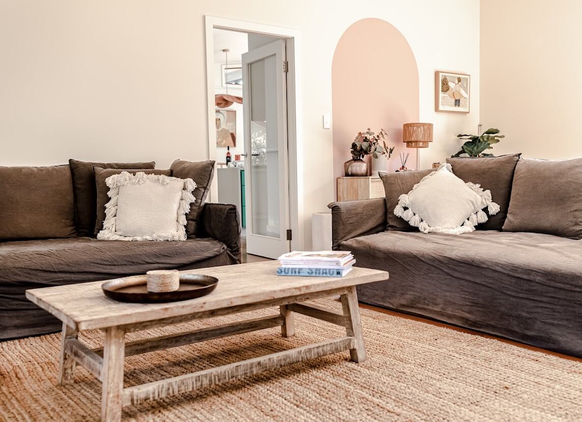 living-room-gray-sofa-jute-rug-beach-house-nordroom