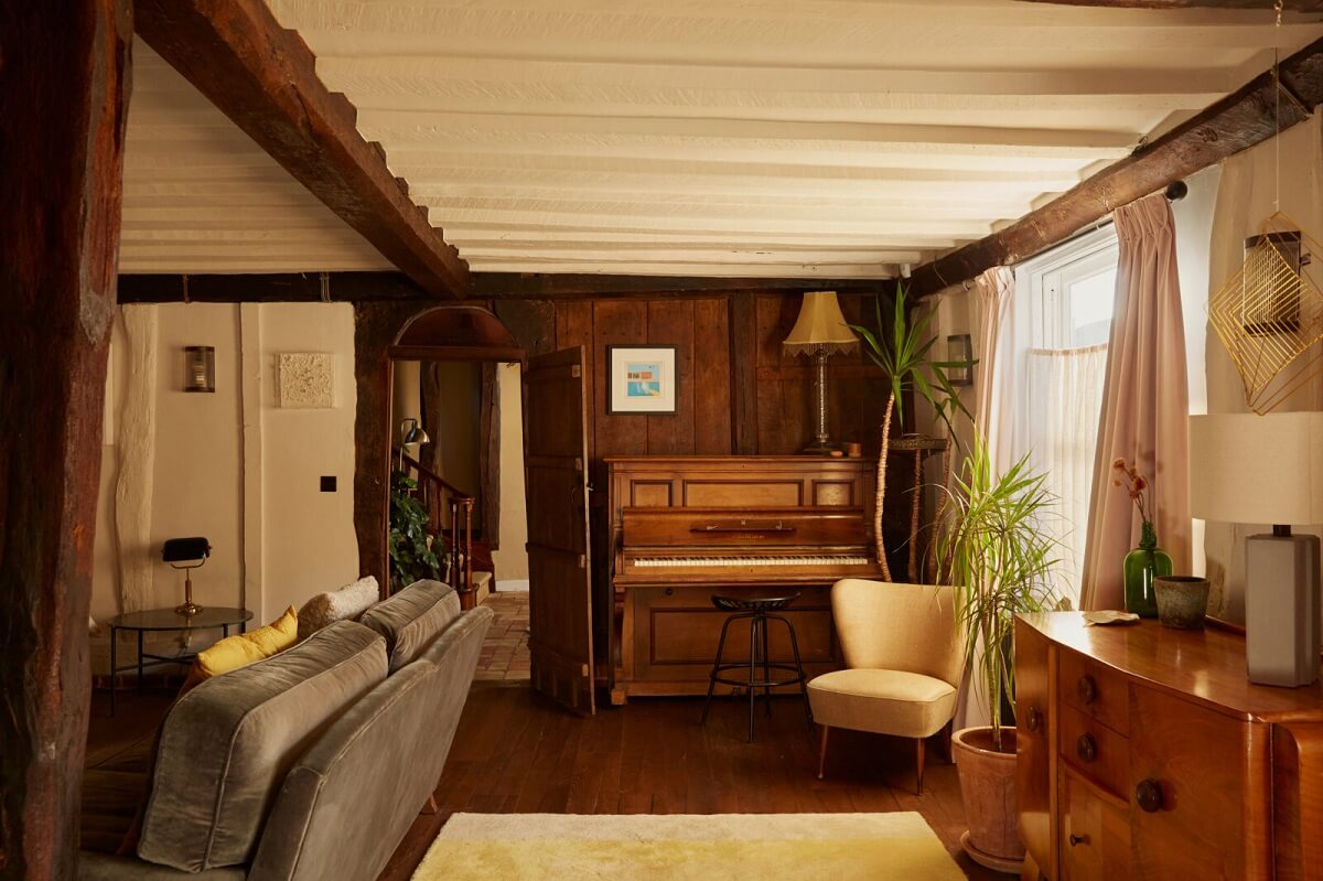 living-room-piano-wooden-wall-exposed-wooden-beams-nordroom