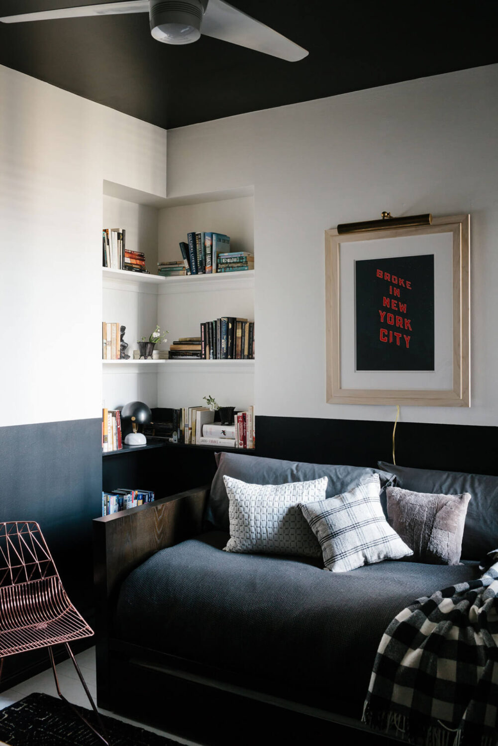 living-room-two-tone-wall-inspiration-dark-blue-white-black-ceiling-nordroom