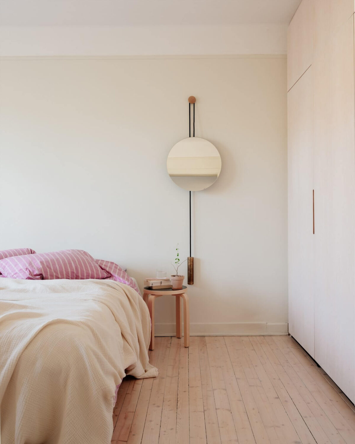 minimalistic-bedroom-beige-walls-custom-built-in-wardrobes-nordroom