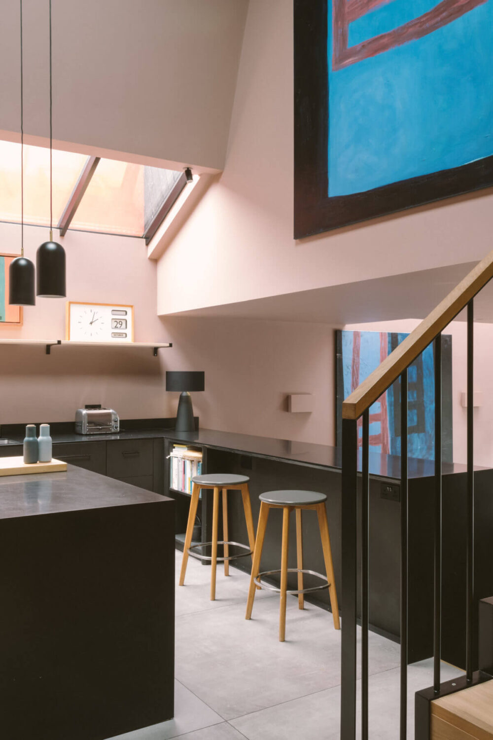 modern-black-kitchen-bar-modern-london-home-nordroom