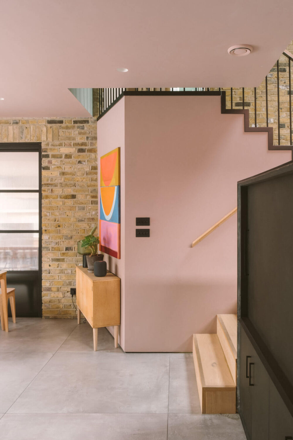 modern-split-level-home-pink-walls-black-accents-nordroom