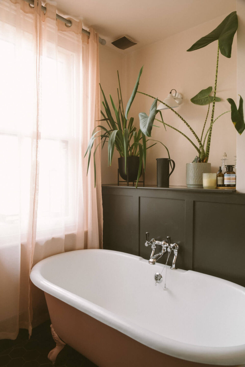 pink-clawfoot-bath-black-wood-panels-nordroom