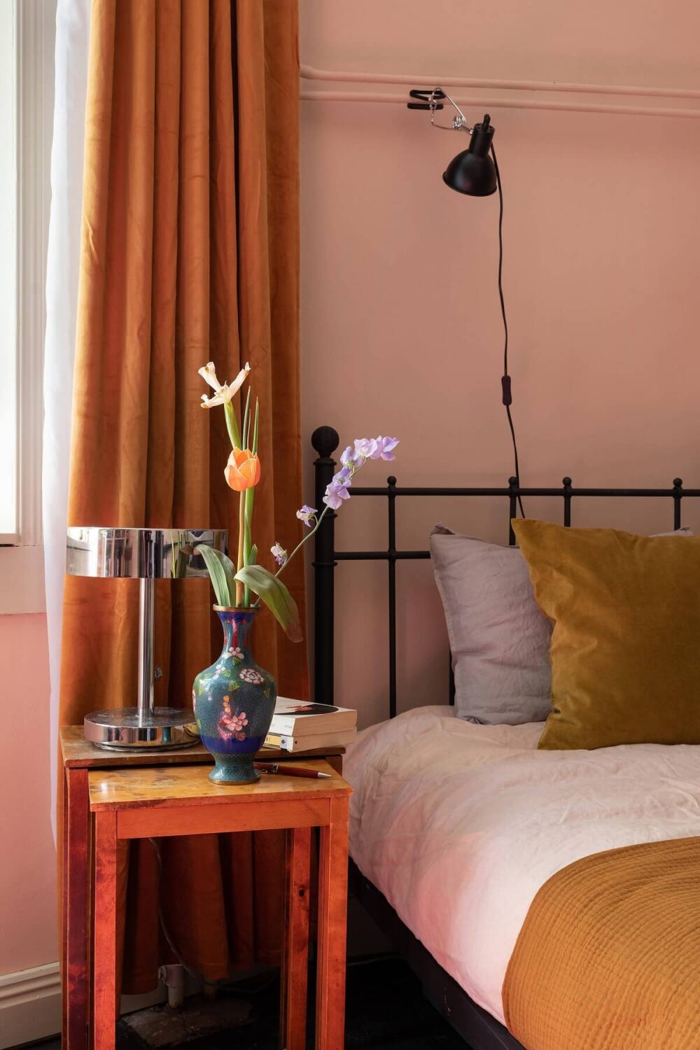 pink-ochre-yellow-bedroom-nordroom
