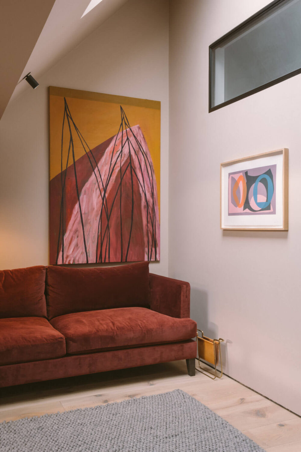 red-sofa-art-skylight-snug-split-level-home-nordroom