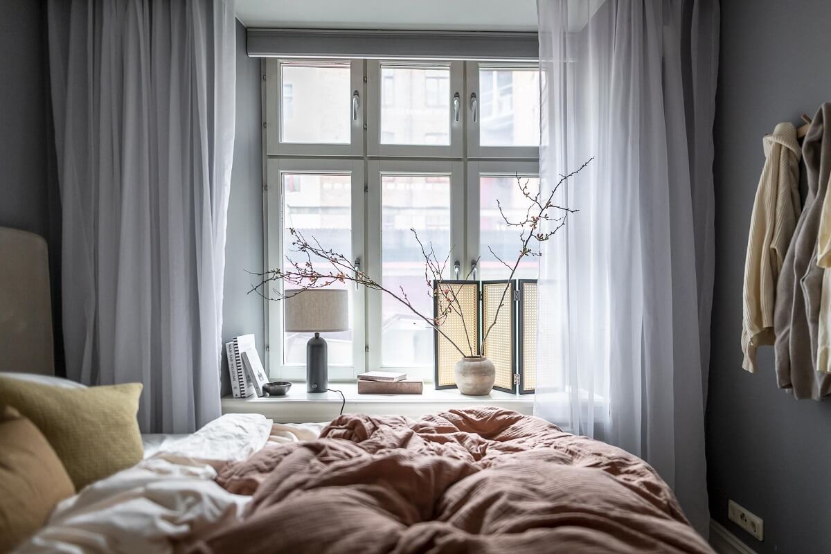 small-bedroom-dusty-pink-bedding-nordroom