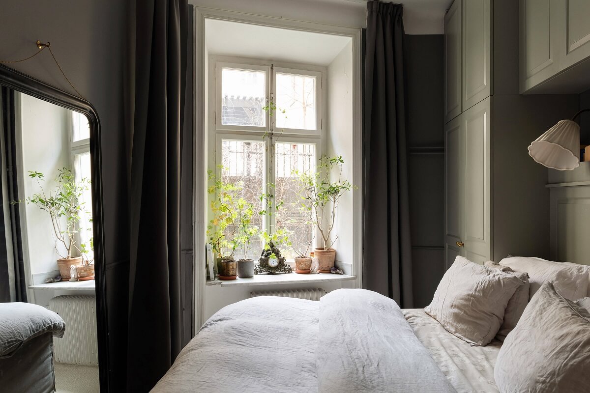 small-gray-bedroom-built-in-wardrobes-nordroom