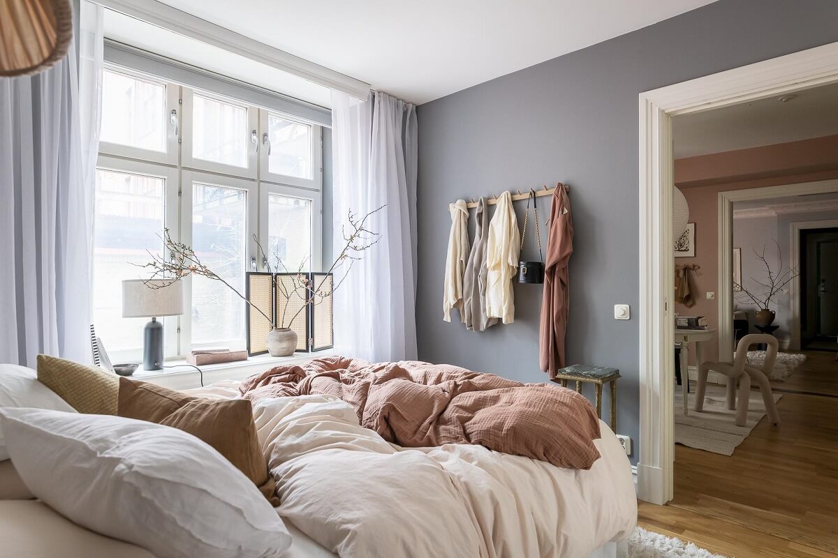 small-scandinavian-bedroom-gray-walls-nordroom