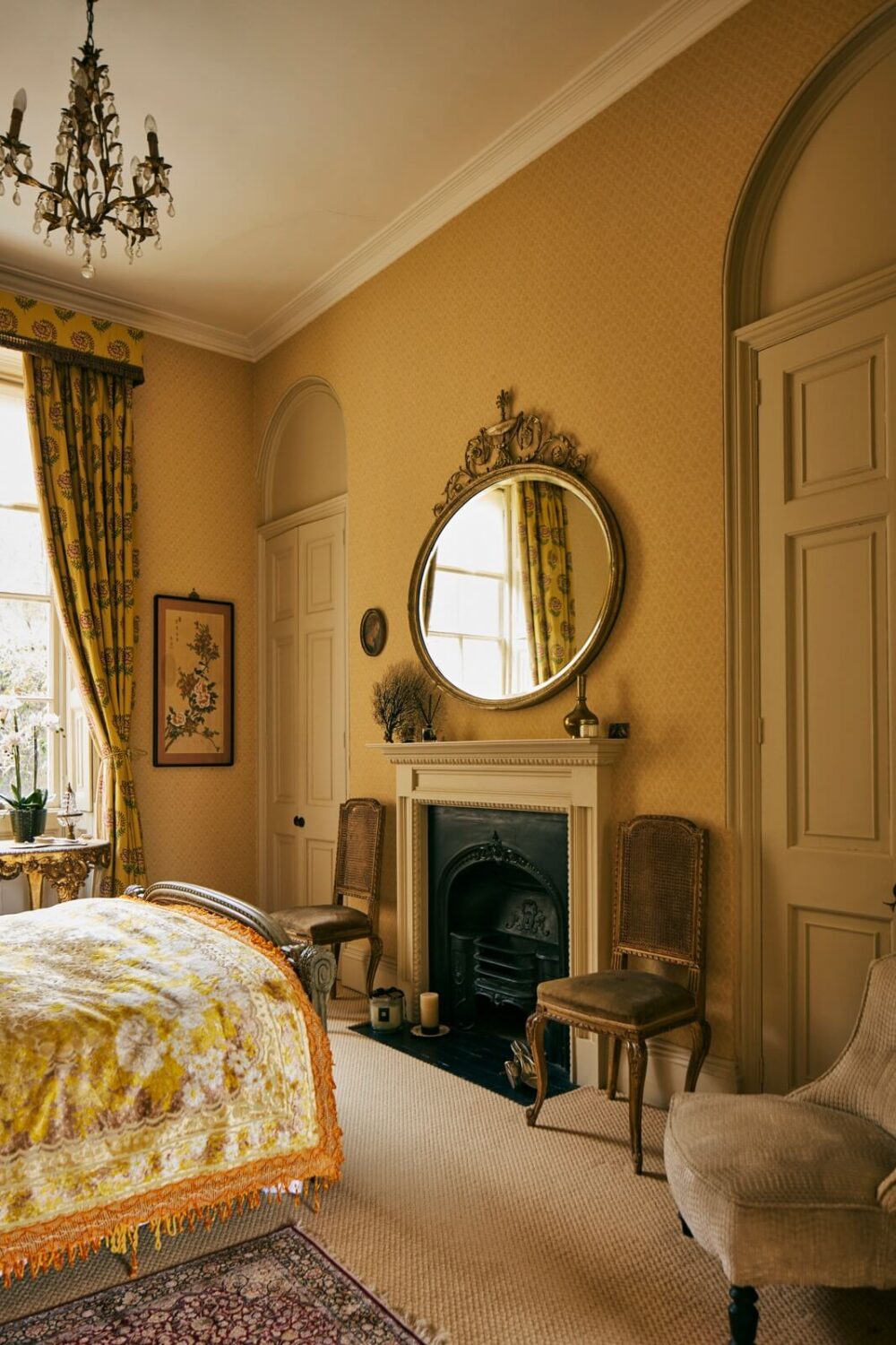 antique-bedroom-round-mirror-fireplace-nordroom