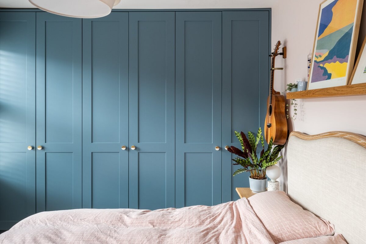 bedroom-blue-custom-floor-to-ceiling-wardrobes-nordroom