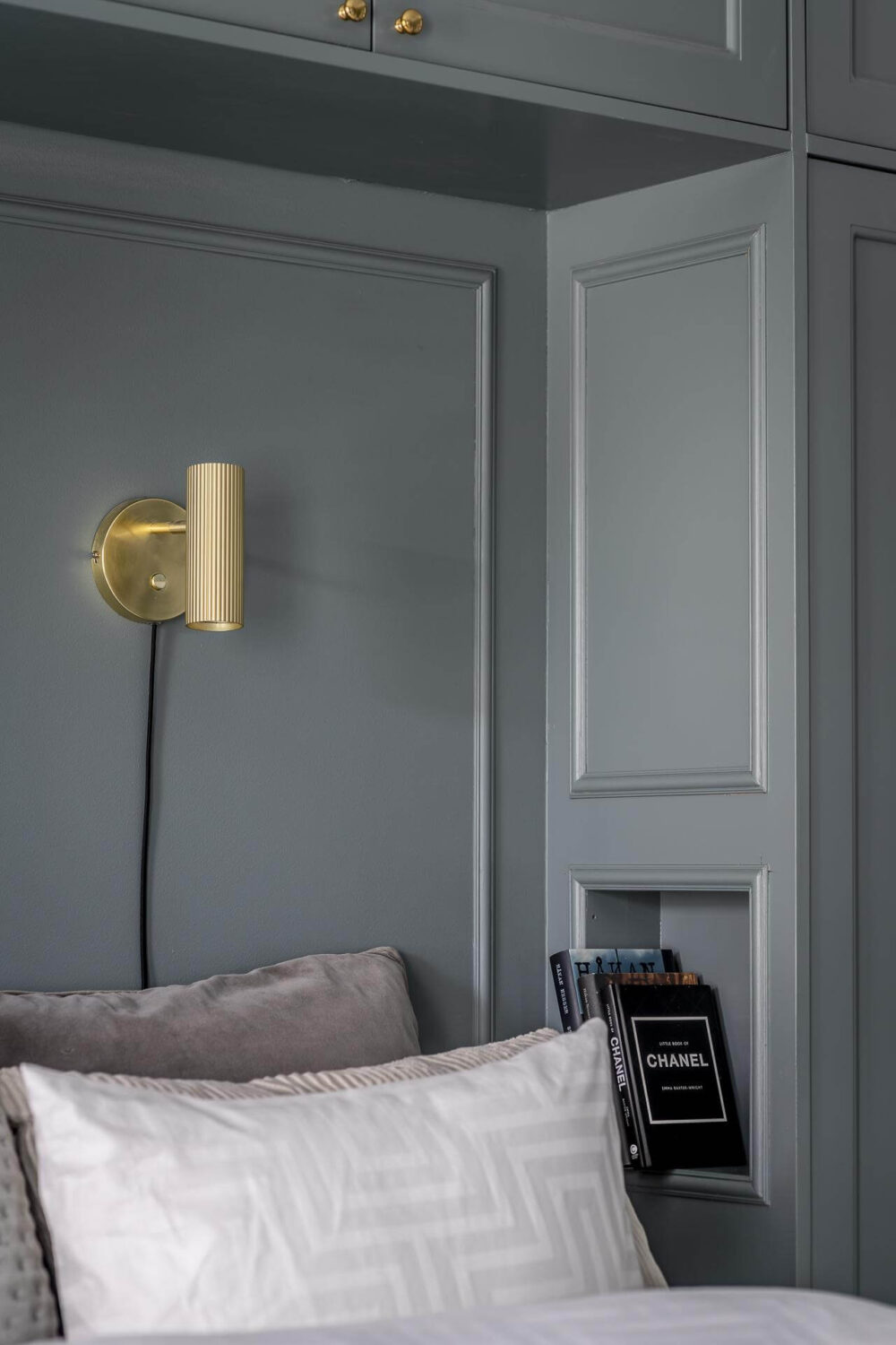bedroom-detail-small-niche-books-sconce-nordroom